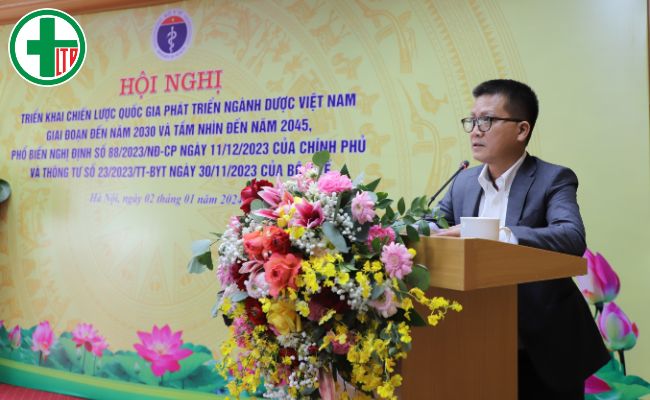 Ông Nguyễn Thành Lâm, Phó Cục trưởng Cục Quản lý Dược tham luận tại hội nghị.